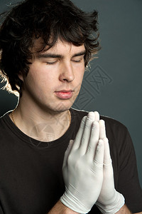 一个年轻人独自祈祷的形象图片