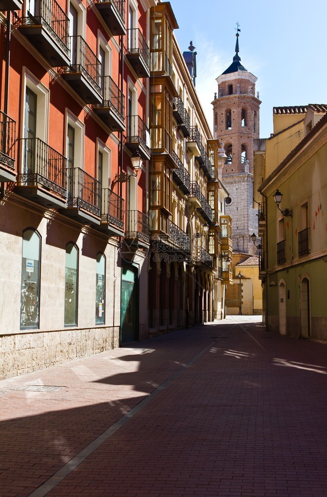 西班牙巴利亚多利德的一条孤独的小巷尽图片