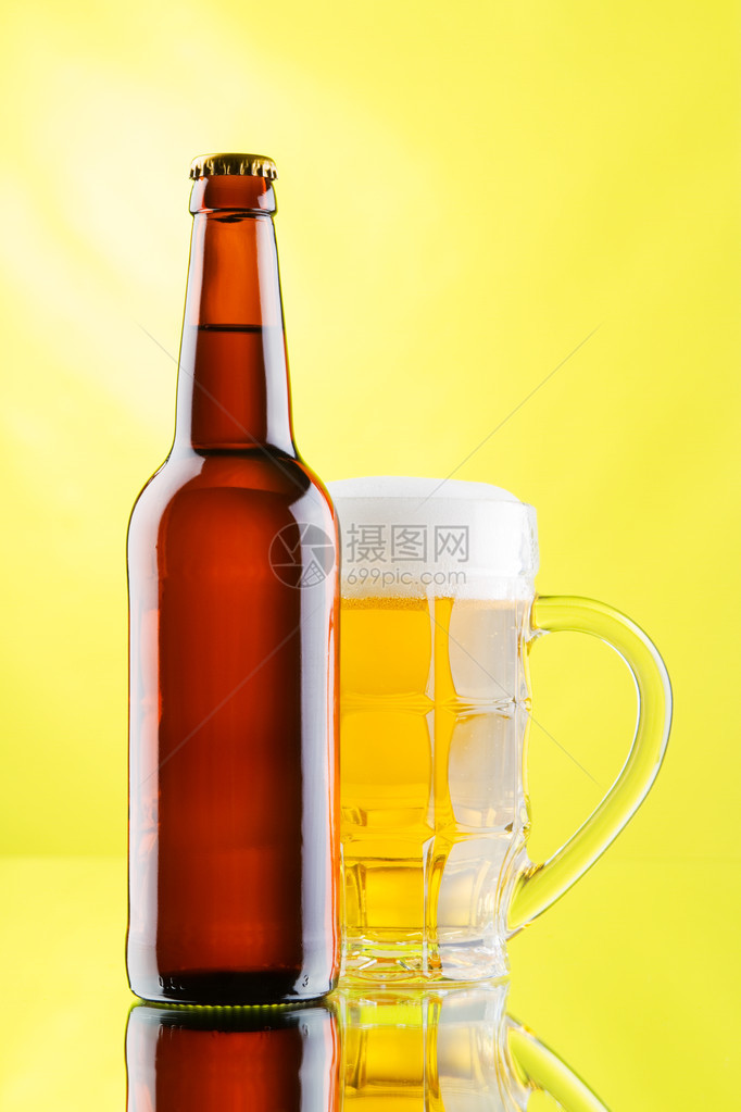 白背景的啤酒杯和酒瓶图片