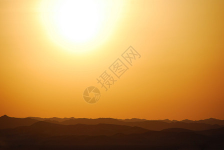 美丽温暖的日落与沙漠埃及的山图片