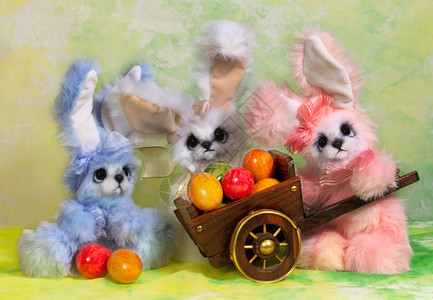 三只复活节兔子和复活节篮子满是装饰图片