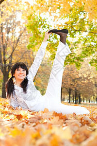 在秋天公园做瑜伽锻图片