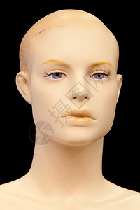 在黑色背景上隔离的人体模型的脸图片