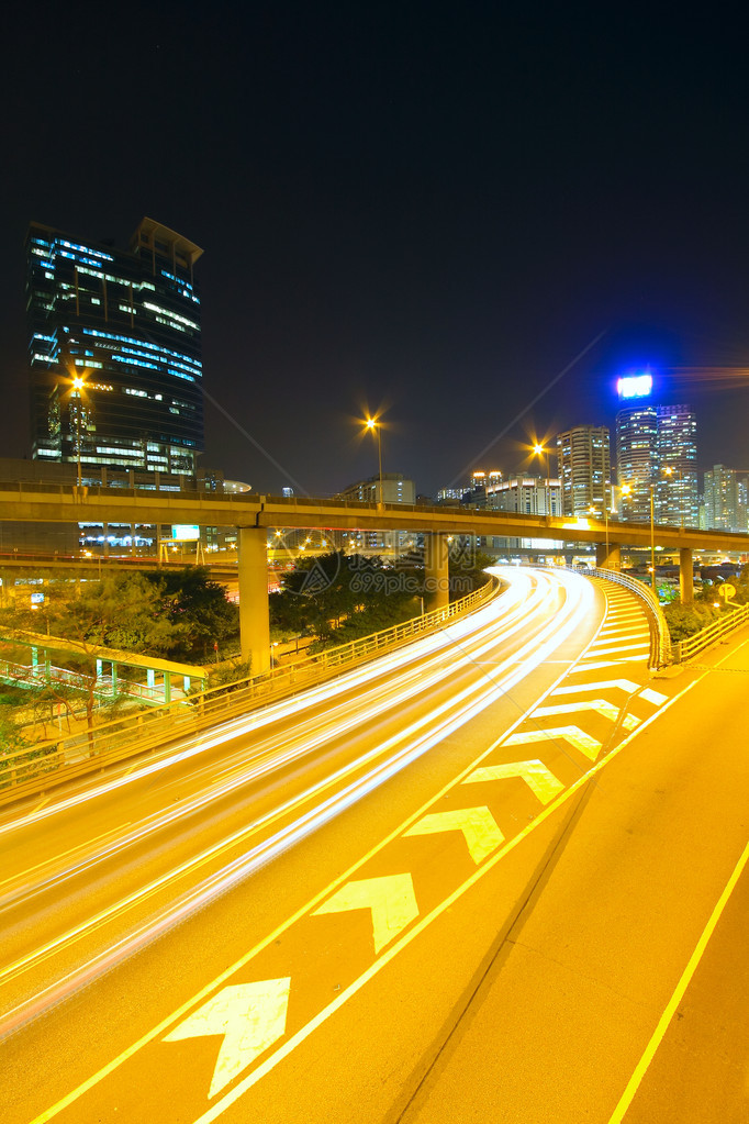 夜间交通车上汽车在高速公路上留图片