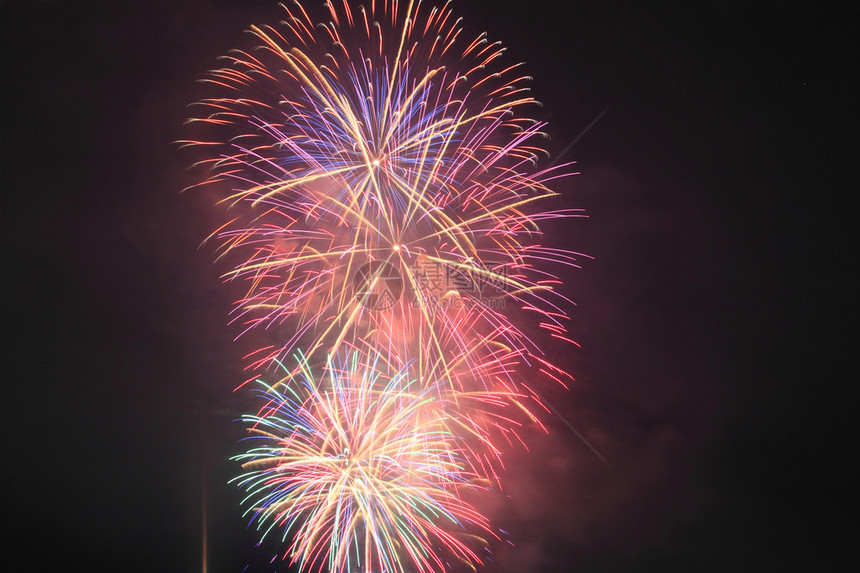 日本传统烟花对抗日内夜空的图片