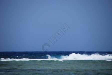 狂野冲浪红海有波浪蓝天图片