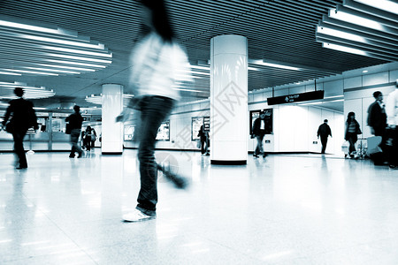 地铁站的场景图片