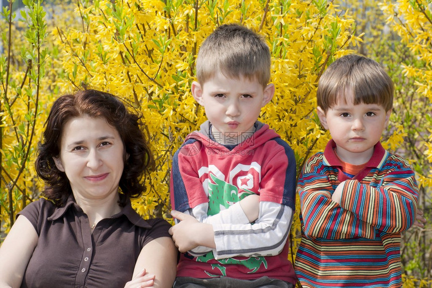 春天花园的家庭肖像黄色自然背景图片