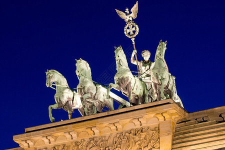 夜间勃兰登堡门顶部的Quadriga图片