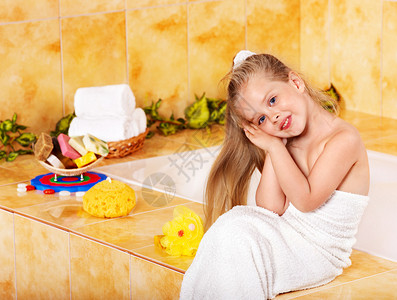 洗泡浴的小女孩图片
