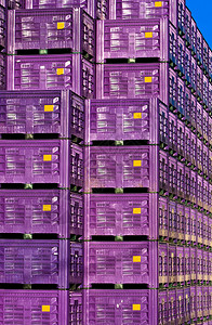 堆叠的紫色储物盒图片