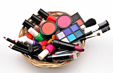 几个有用的化妆品堆叠在一篮子中图片