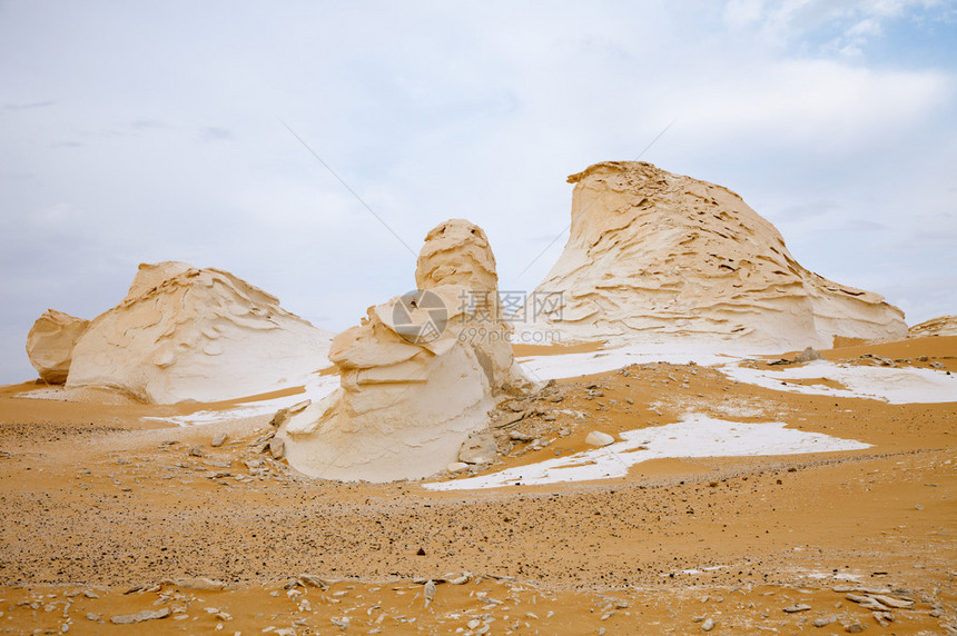 埃及西部白沙漠的石灰岩图片