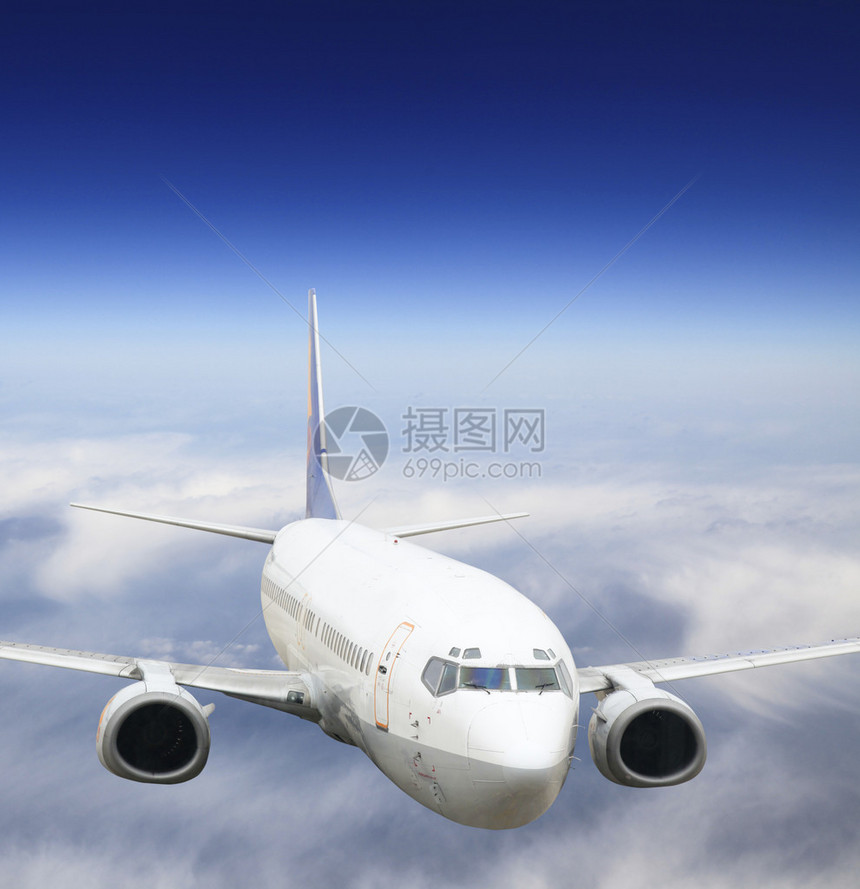 蓝天背景上的飞机图片