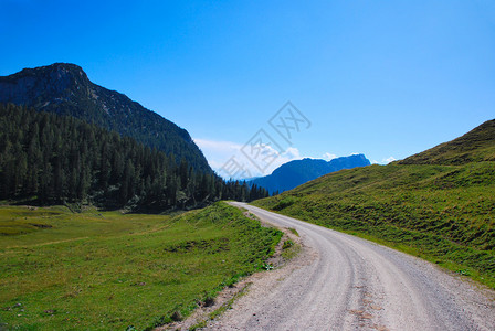 远在山与草地之间徒步旅图片