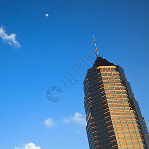 以蓝天和月亮为背景的现代建筑图片