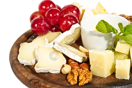 各种配有蜂蜜坚果和葡萄的乳酪在盘子上图片
