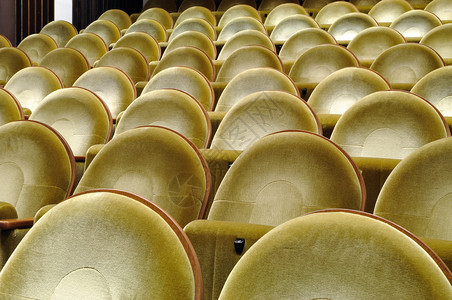 电影院的金色软垫座椅图片
