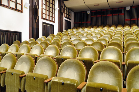电影放映前在电影院的空座位图片