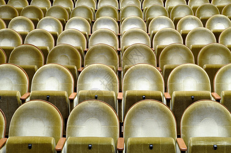 电影院的软垫座椅图片