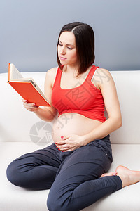 在家看书的年轻孕妇图片