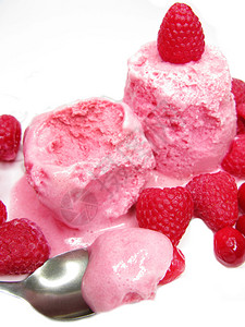 糖浆中的粉红草莓冰淇淋图片