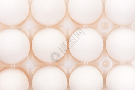塑料盒中白鸡蛋的特写图片