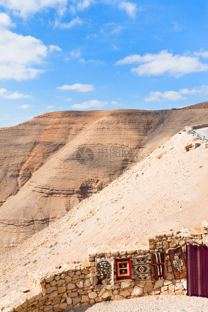 约旦山石墙上传统的贝杜因图片
