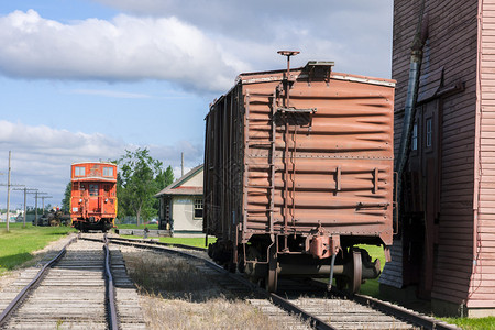 加拿大草原上的老式火车站图片