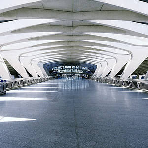 现代国际火车和机场航站楼图片