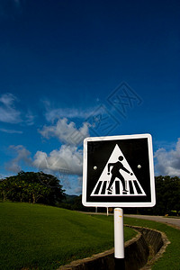 反对蓝天的人行横道交通标志图片