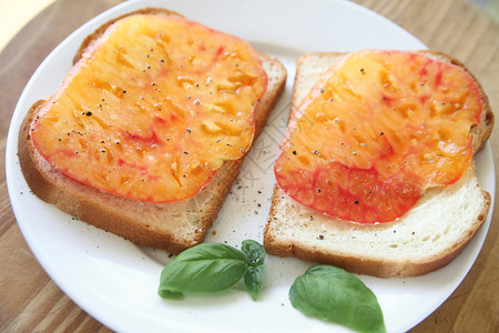 白面包上两大片传家宝番茄图片