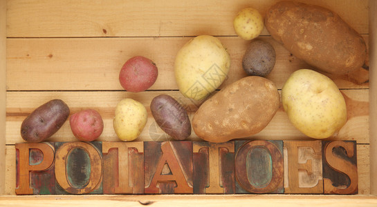 土豆一词用旧木头式的土豆和各图片