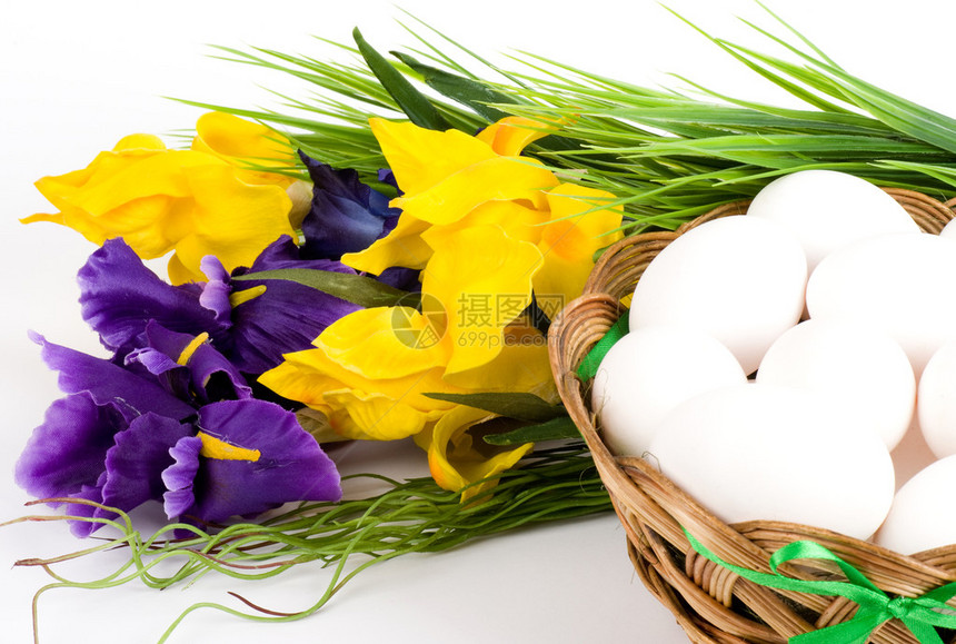 篮子里有复活节彩蛋和春天的花朵图片