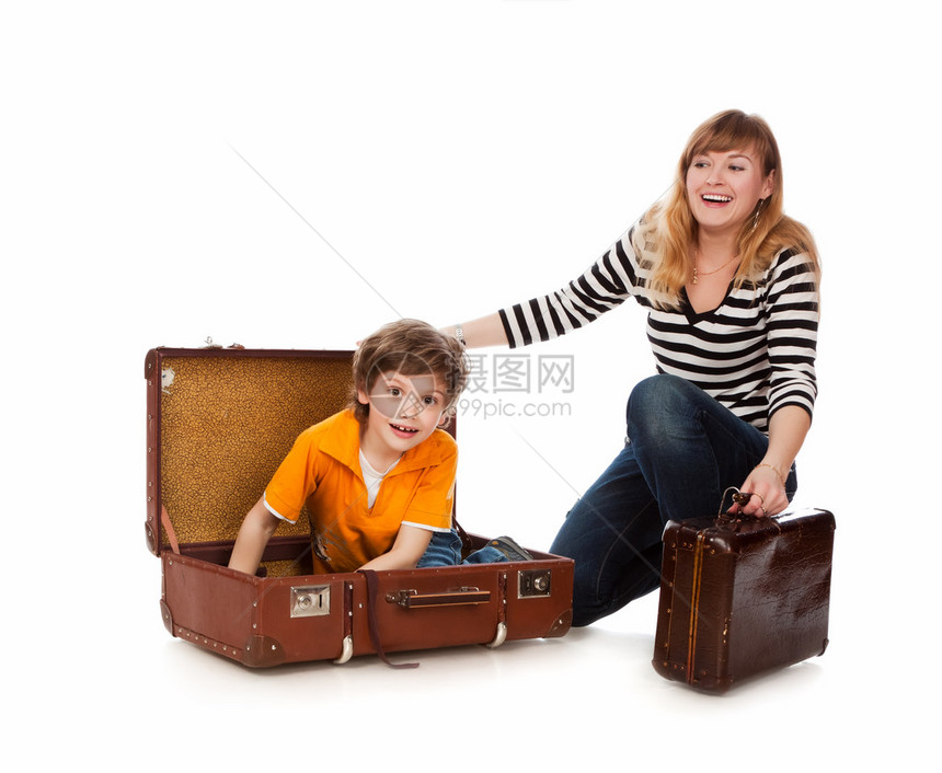 男孩藏在一个手提箱图片