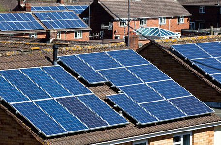 许多住宅屋顶上的太阳能电池板图片