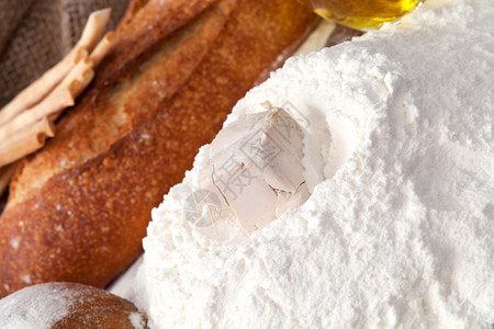 用酵母油和面粉做面包图片