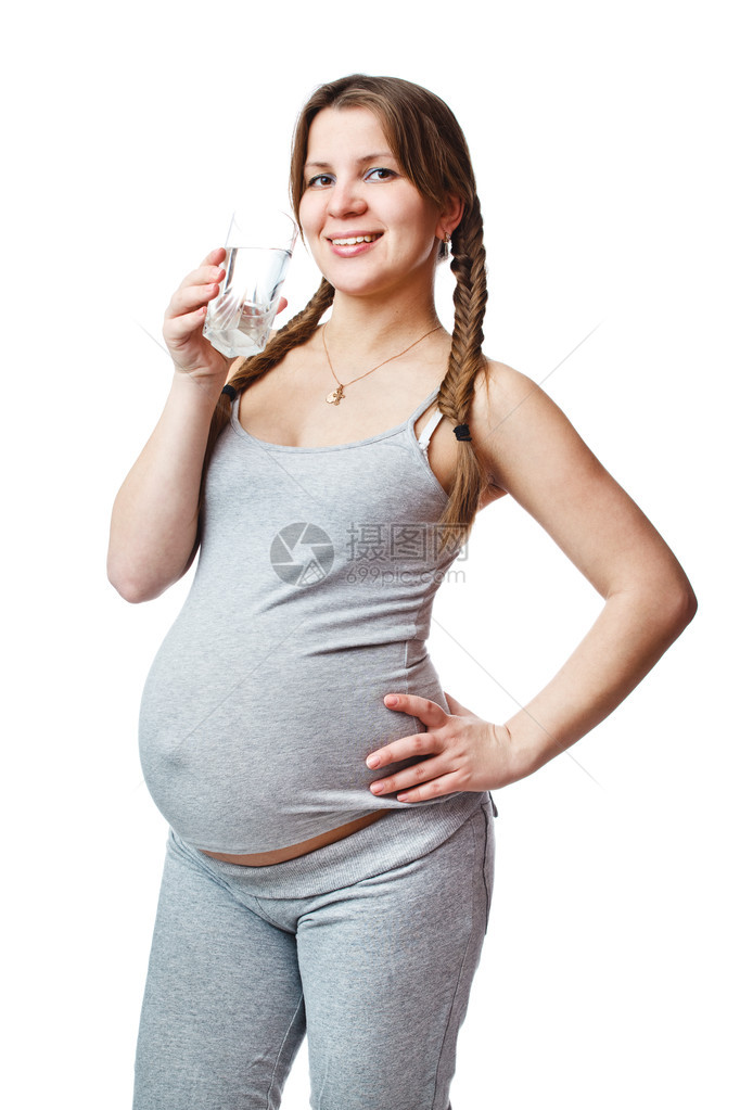 喝一杯水的孕妇图片