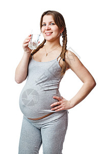 喝一杯水的孕妇图片