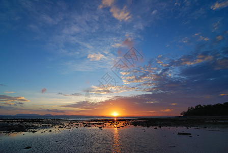 海上日落普吉岛泰国图片