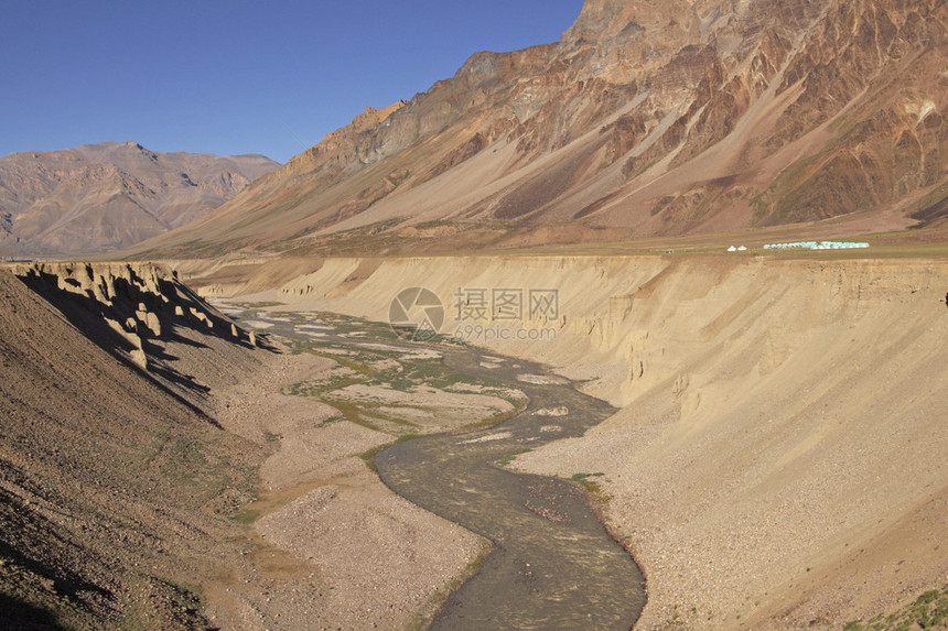 帐篷旅游营地在高海拔林加尼平原上Sarchu4200m在TsarapChu河上方的Manali到Leh山路上图片