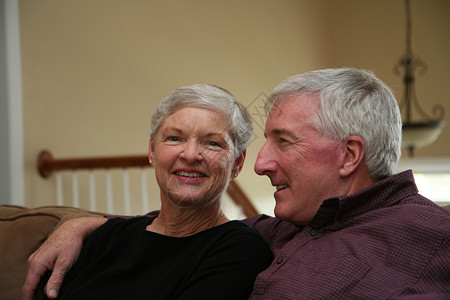 快乐的老夫妇在外面微笑图片