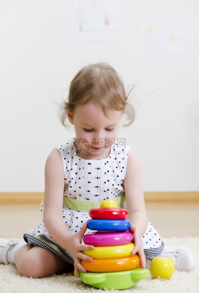 玩金字塔玩具的小女孩图片