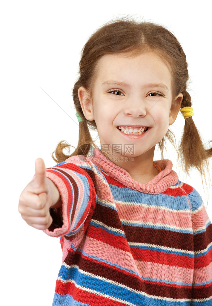 穿条纹毛衣的漂亮小女孩用手指表示一切平安无事在白色背景上图片