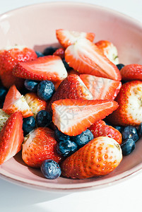 草莓和蓝莓切片混合图片