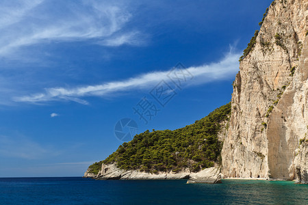 靠近蓝色大海的山坡图片