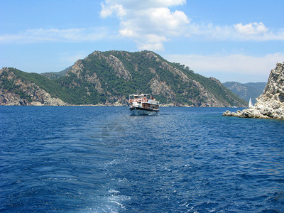 在爱琴海风景中航行的船图片