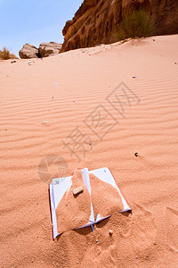 约旦WadiRum甜点红沙中的图片