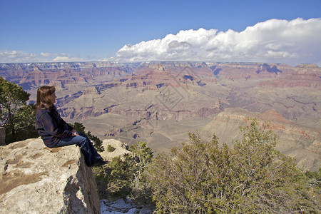 游客欣赏大峡谷开阔的壮丽景色图片