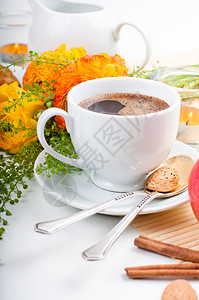 精美新鲜早餐咖啡水果糕点和白图片